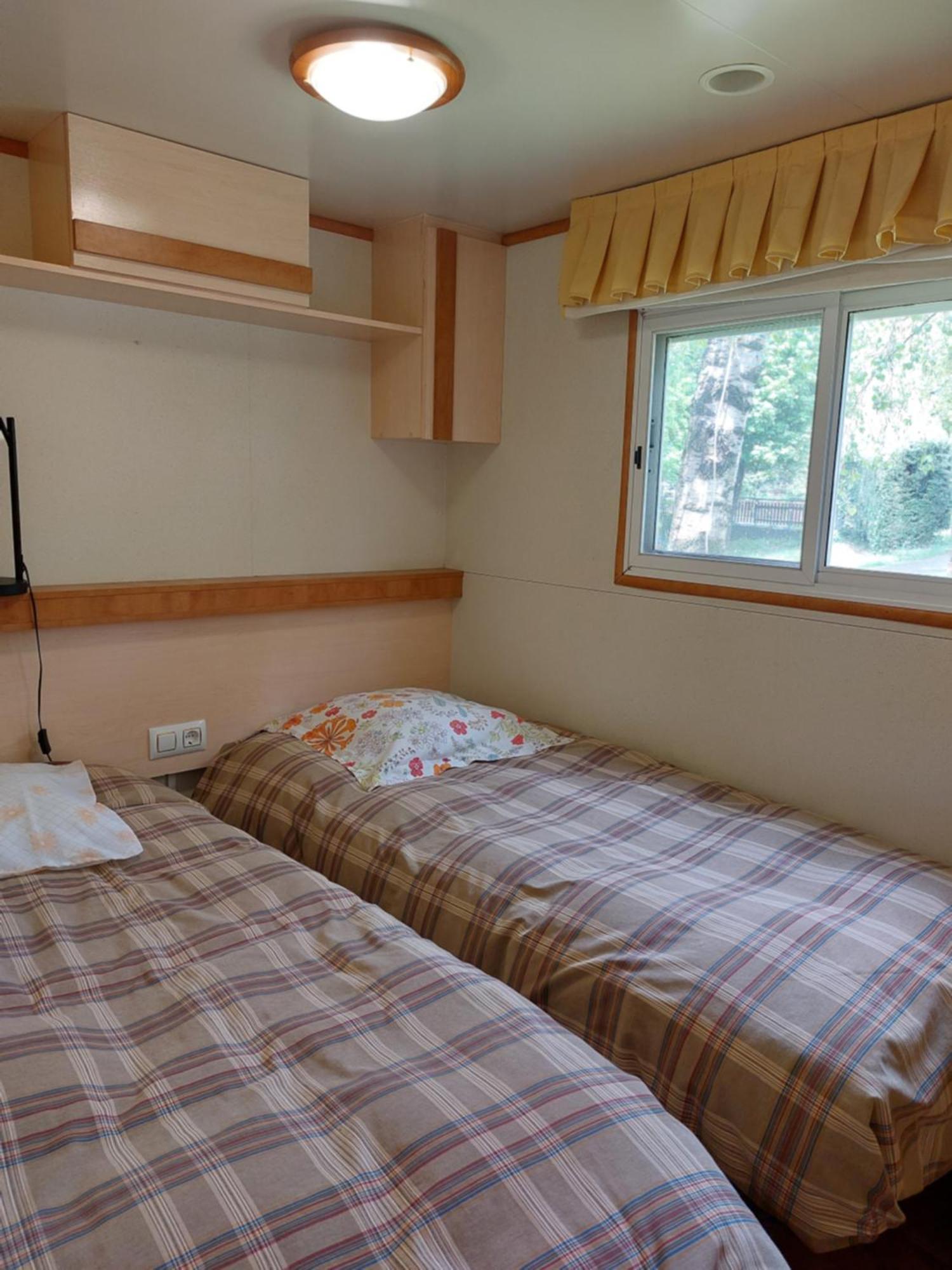 Camping L'Enclave Mobil-Home Estavar Exterior photo